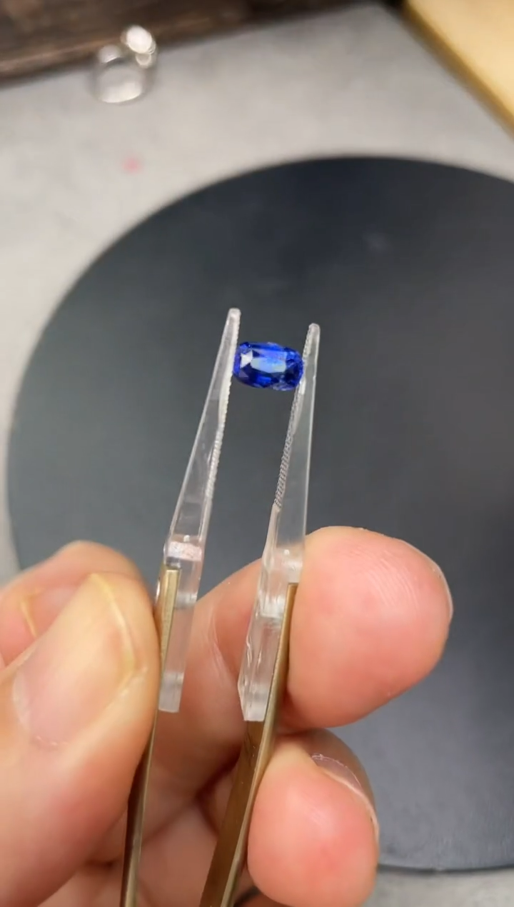 裸石蓝宝石未镶嵌有烧1.23克拉蓝宝石