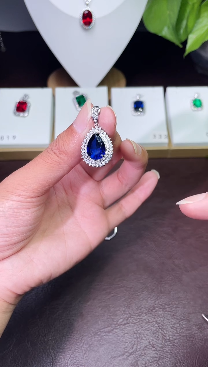 合金颈饰合成钻石蓝宝吊坠