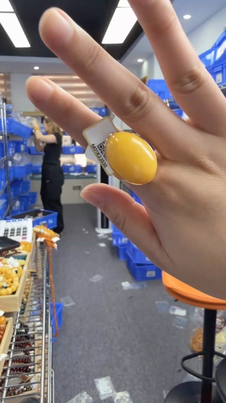 琥珀未镶嵌戒指49秒拍号 假一罚三