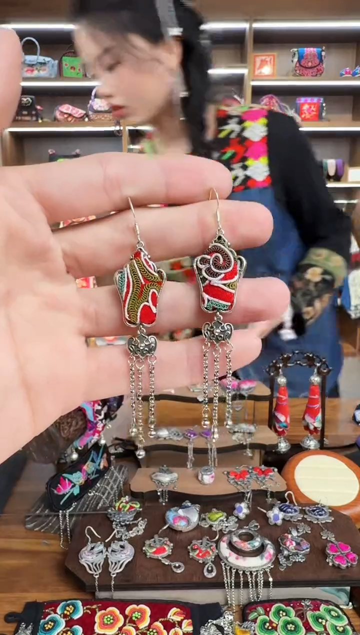 【闪购商品】织绣202蒙阿苏苗绣传承