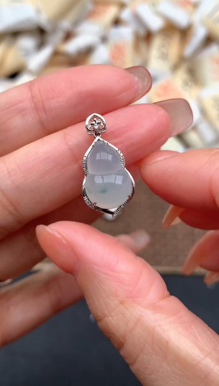 18K金镶嵌挂件翡翠?****啾一