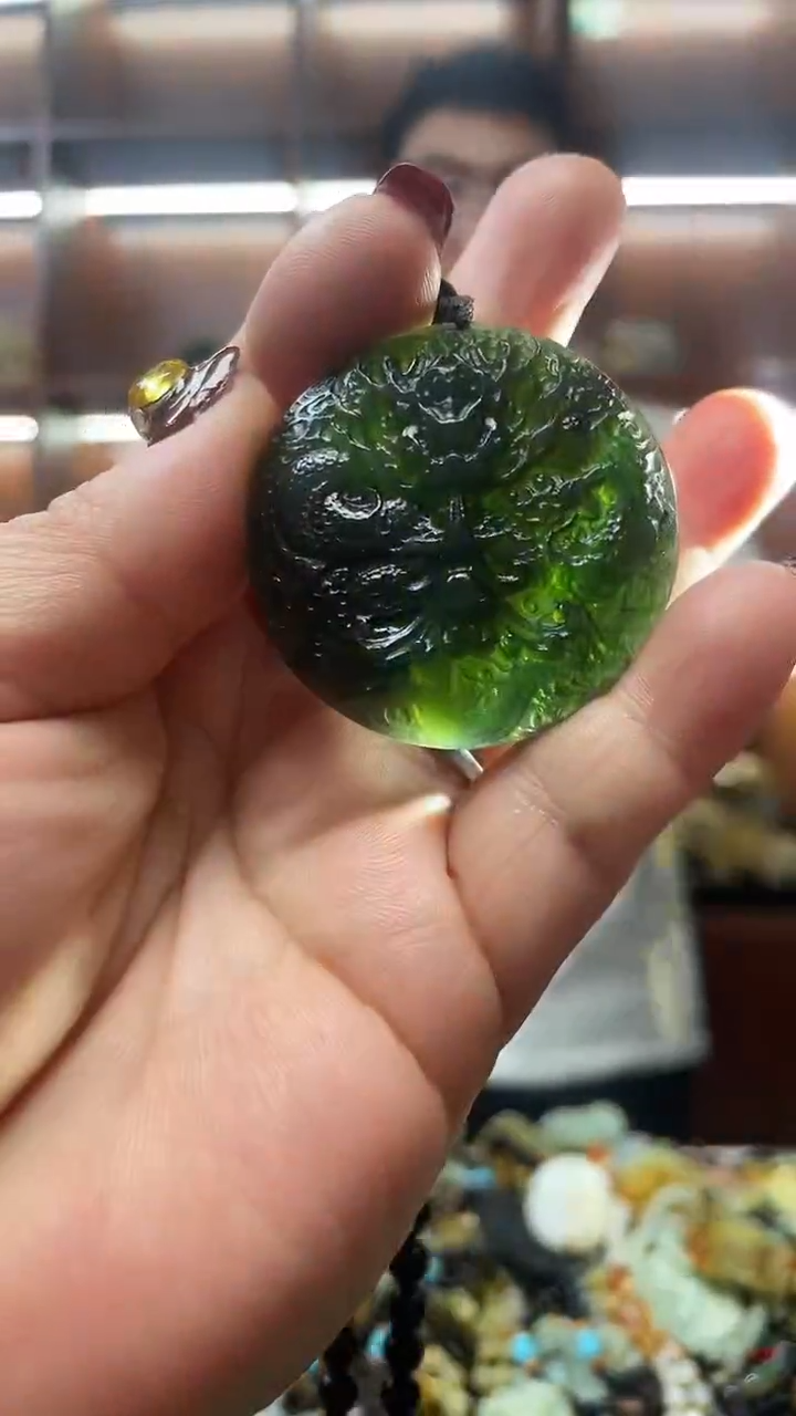 未镶嵌蛇纹石玉吊坠      