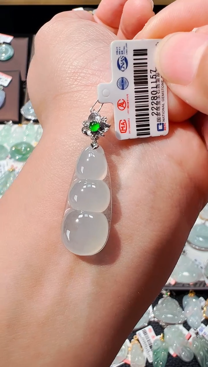 【闪购商品】翡翠吊坠(不含链)18K金镶嵌福豆吊坠1157