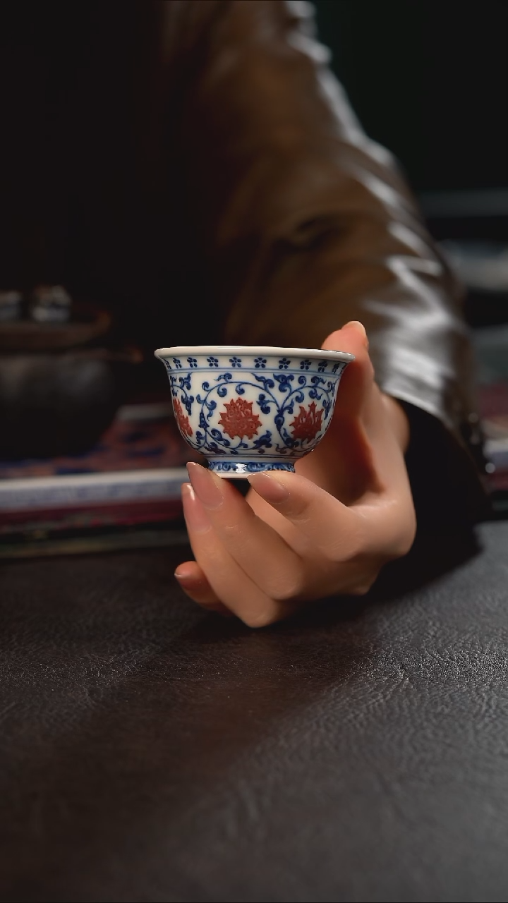 研山琢器青花釉里红缠枝莲小压手杯内红福