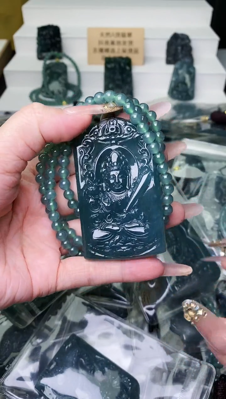 颈饰未镶嵌翡翠 