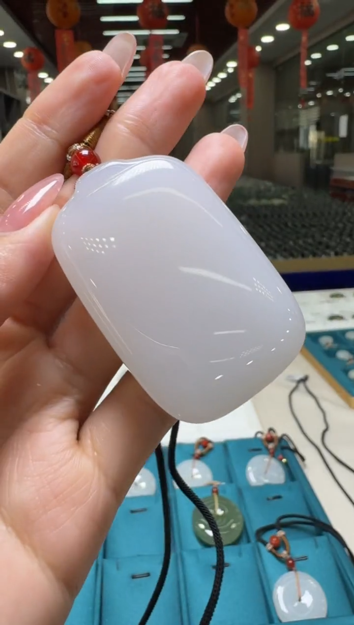 颈饰未镶嵌和田玉孤品 野牛沟一级白无事牌吊坠/配绳