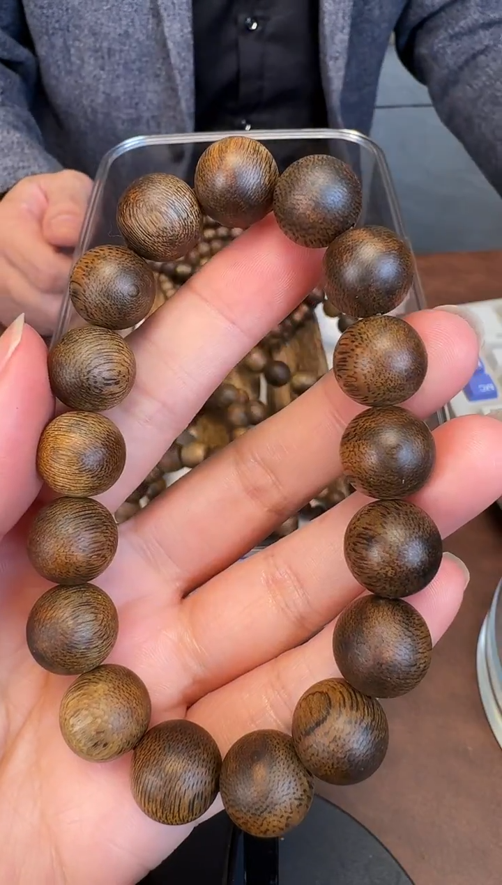 沉香手串莺歌绿奇楠单圈1.3的18克+