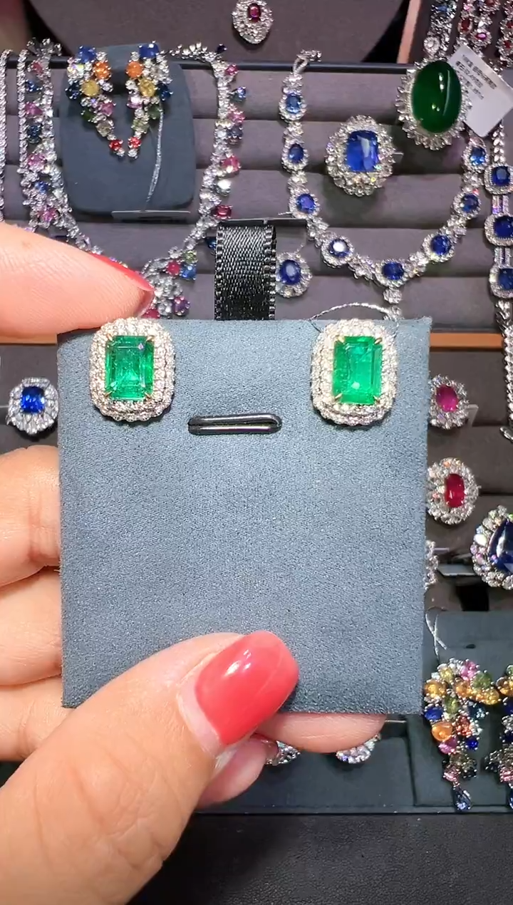 18K金镶嵌2.84ct祖母绿耳饰