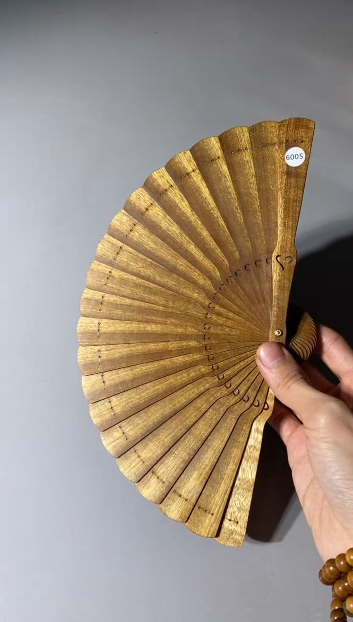 【闪购商品】金丝楠木雕600号15cm金丝楠木小叶桢楠扇子