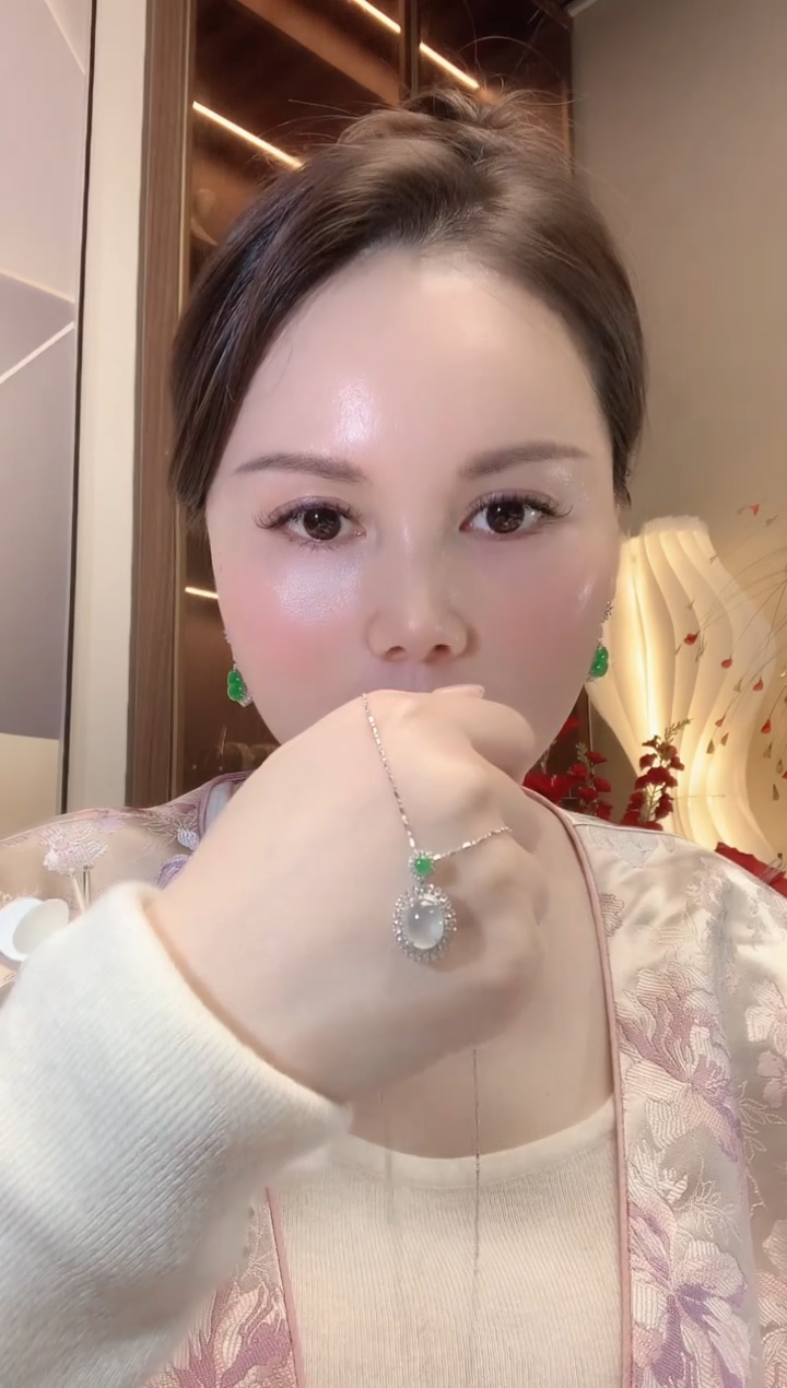 【闪购商品】翡翠吊坠(不含链)18K金镶嵌A25 