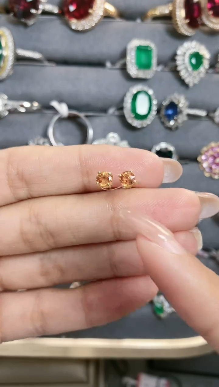 18K金镶嵌耳饰石榴石（芬达石）·