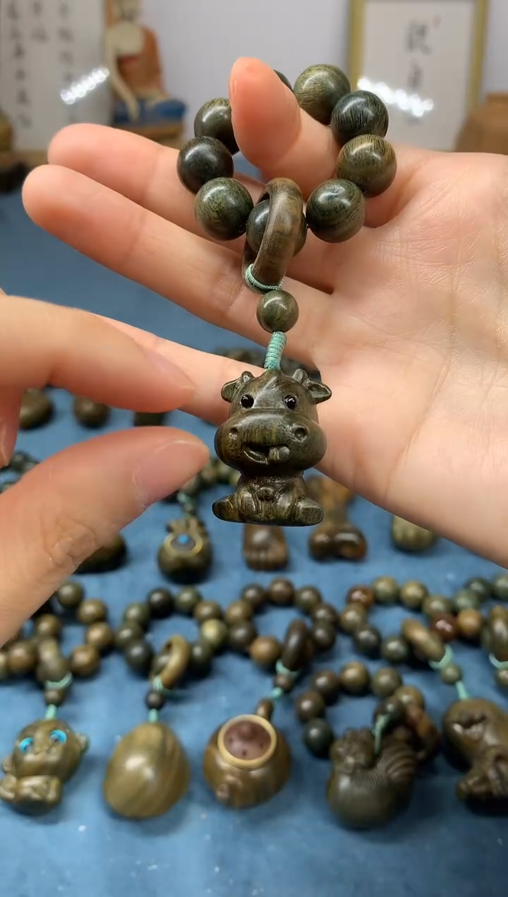 【闪购商品】维腊木（绿檀）把件小萌牛 盘玩件