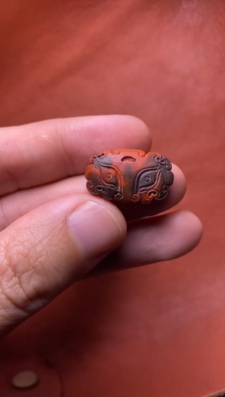 颈饰未镶嵌南红玛瑙摄**2兽面