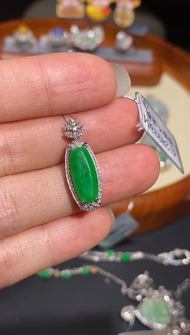 【闪购商品】翡翠颈饰18K金镶嵌吊坠