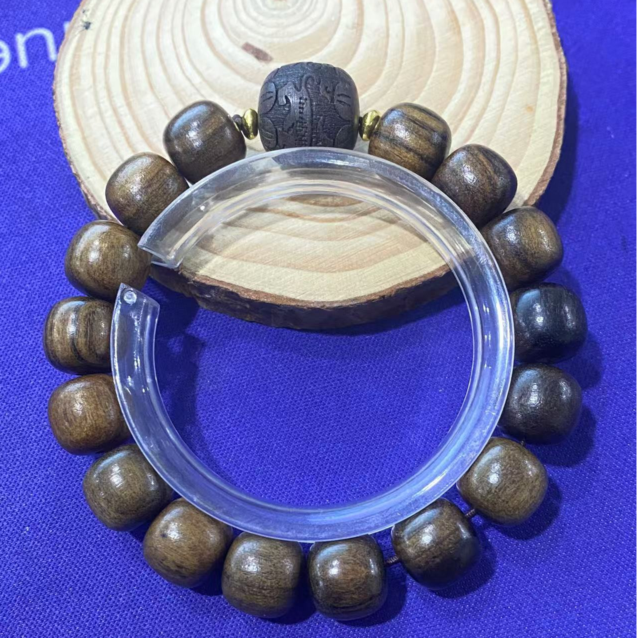 T77 沉木1.2cm老型珠带雕刻手串