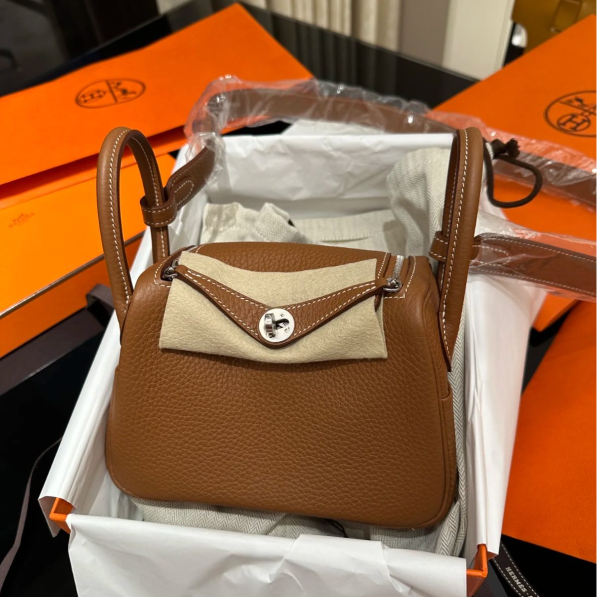 未使用 Hermes/爱马仕 小花6欢 Lindy Mini 金棕色 TC 银扣包W刻