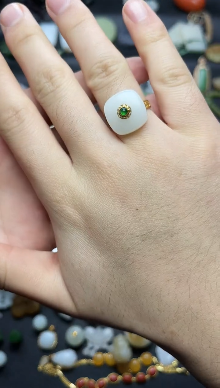 18K金镶嵌戒指和田玉方戒06