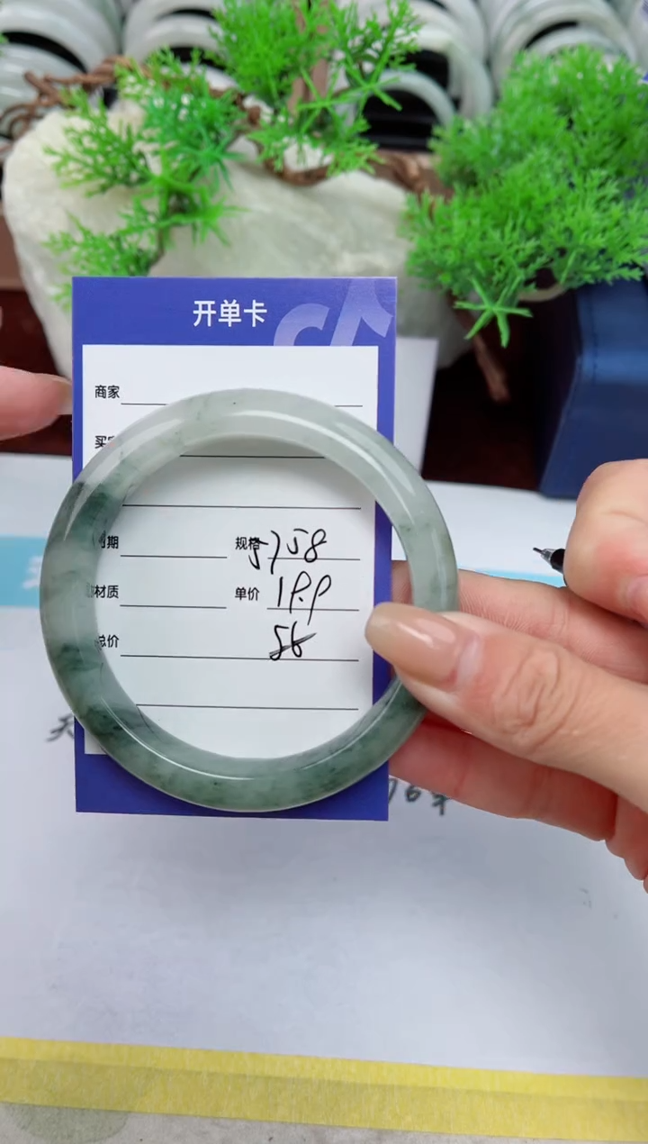 【闪购商品】石英质玉手镯未镶嵌56