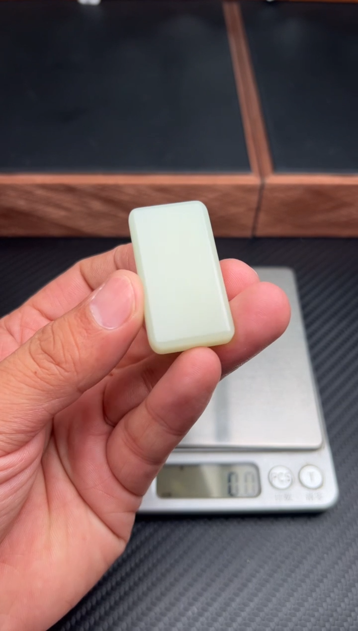 吊坠(赠链)未镶嵌和田玉且末微色差迪克兰一细