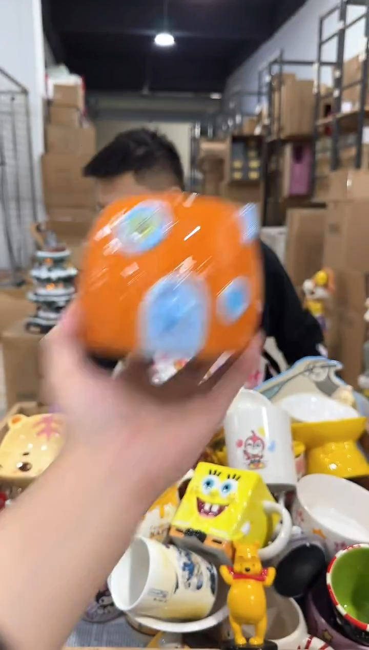 瓷片海绵宝宝笔筒