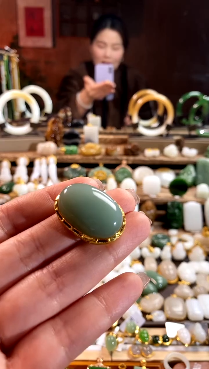 【闪购商品】和田玉吊坠18K金镶嵌。