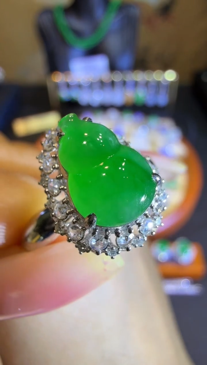 【闪购商品】翡翠戒指18K金镶嵌高冰满绿胖葫芦