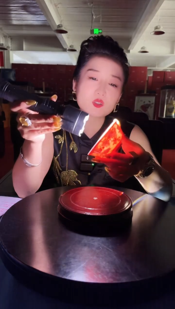 陶瓷红稀土瓜果纹杯