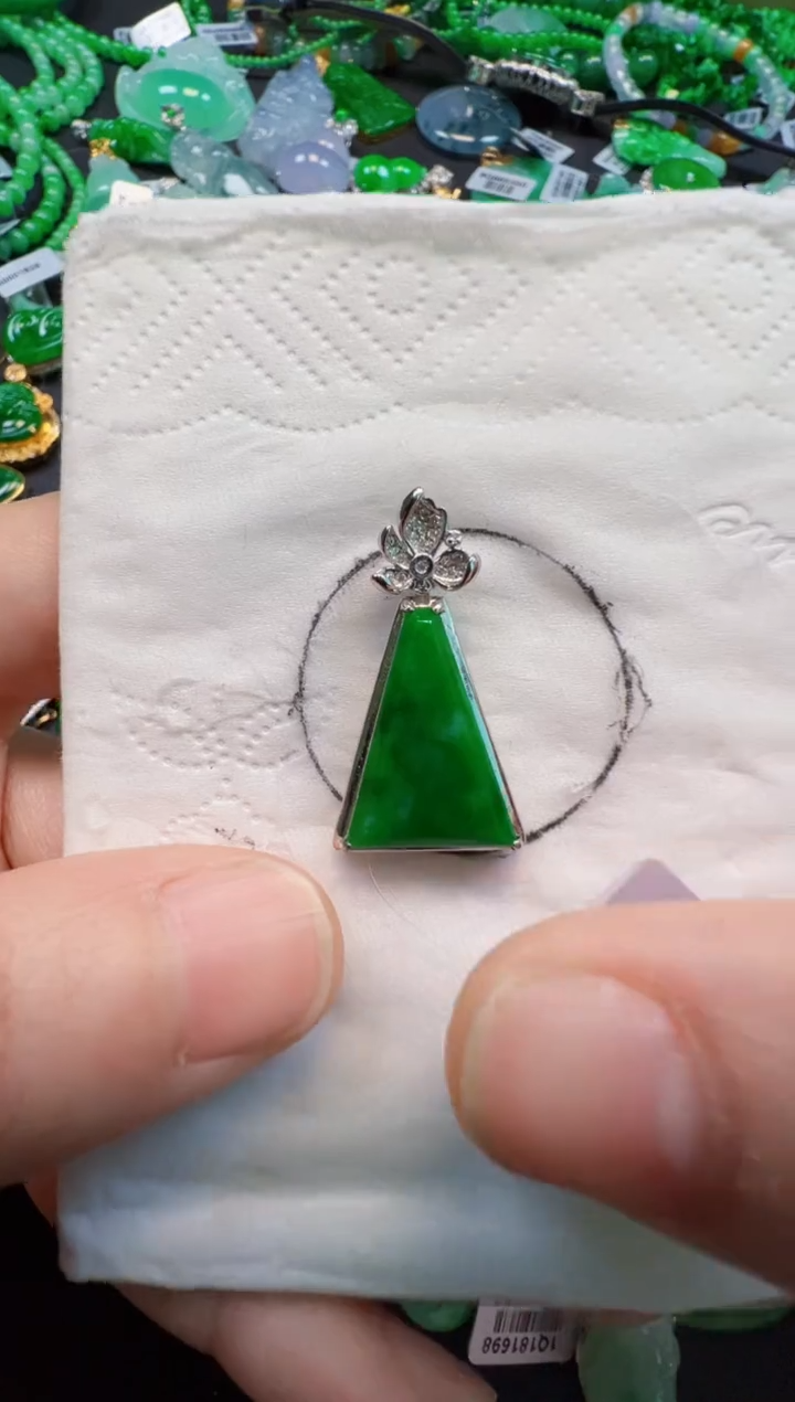 【闪购商品】翡翠吊坠(不含链)18K金镶嵌3980