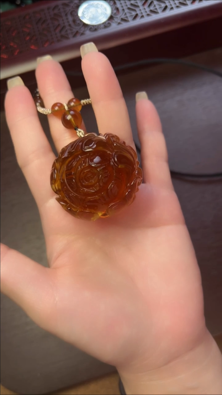 未镶嵌吊坠(赠链)琥珀手工雕刻件牡丹花