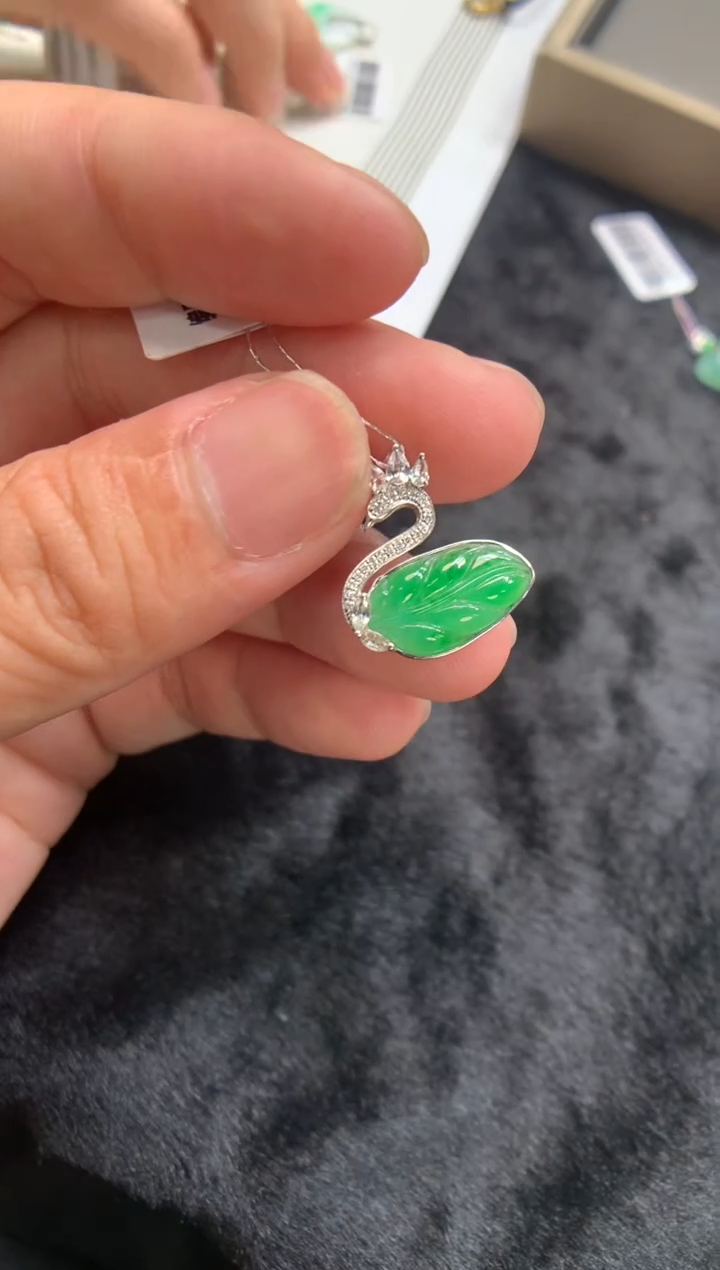 翡翠18K金镶嵌颈饰叶子