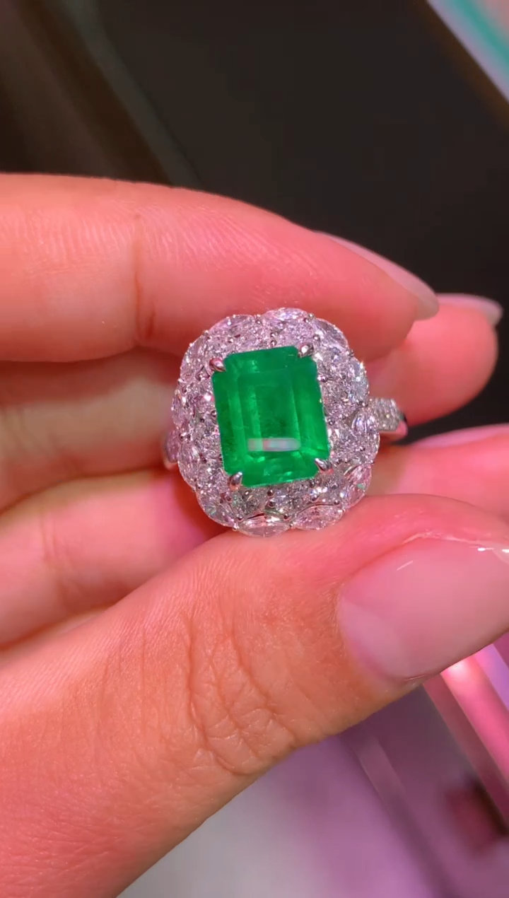 18K金镶嵌戒指祖母绿2.4CT