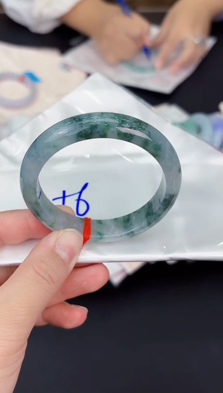 翡翠手镯未镶嵌翡翠手镯