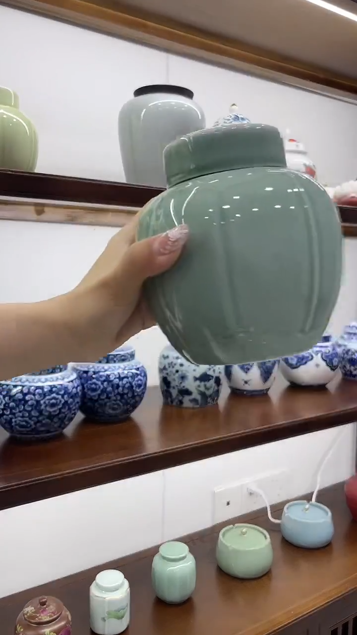 青瓷莲花罐半斤青瓷莲花罐半斤