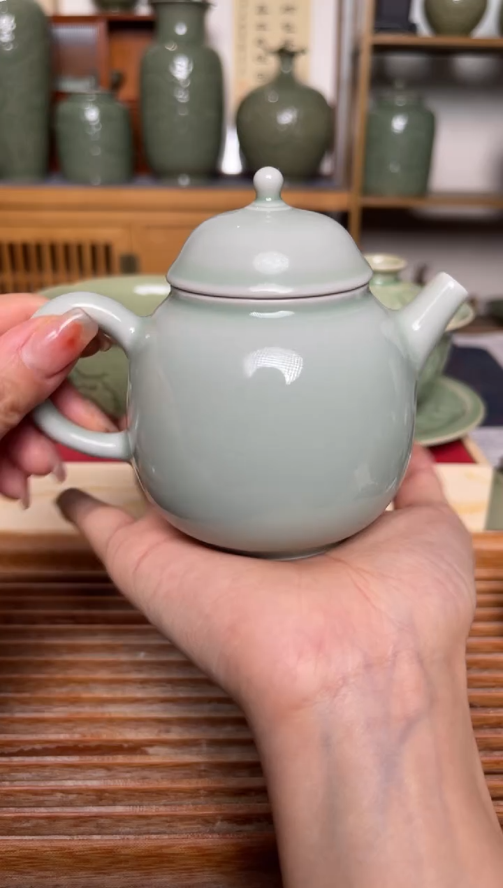 【闪购商品】其他纯手工月白釉龙蛋壶 微瑕福利