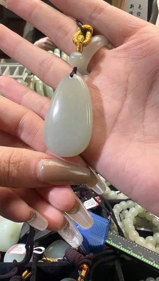 【闪购商品】和田玉吊坠(赠链)未镶嵌且末料青白玉吊坠21克