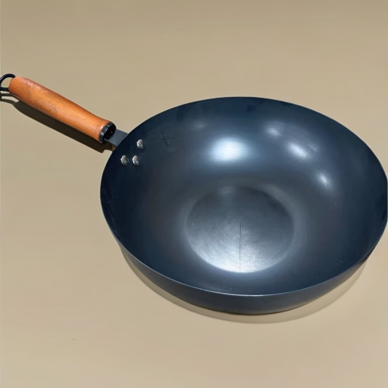 有瑕疵！介意勿拍！30cm铁锅炒锅不挑灶具