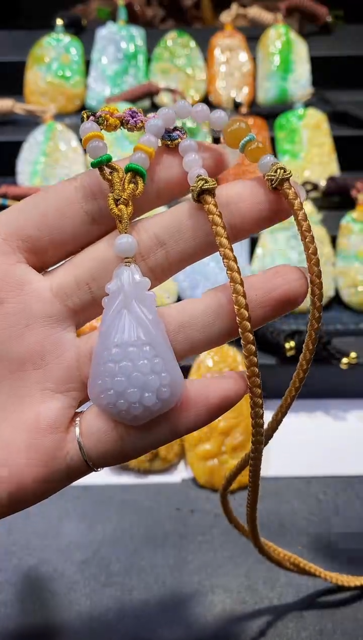 翡翠未镶嵌颈饰A货翡翠