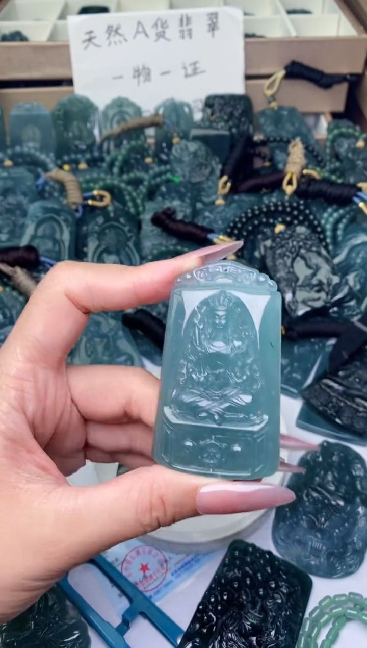 翡翠未镶嵌颈饰          