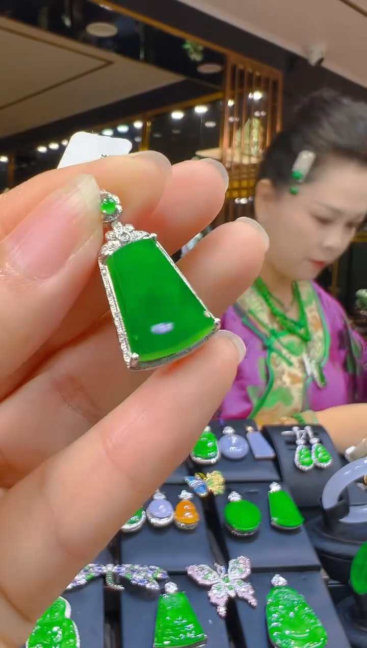 翡翠18K金镶嵌吊坠(赠链)059（多样性发其一）