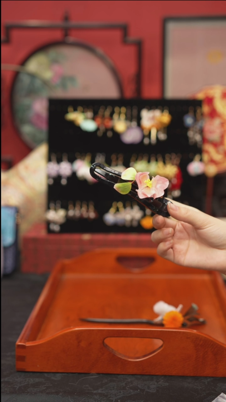 刺绣非遗手工绒花饰品