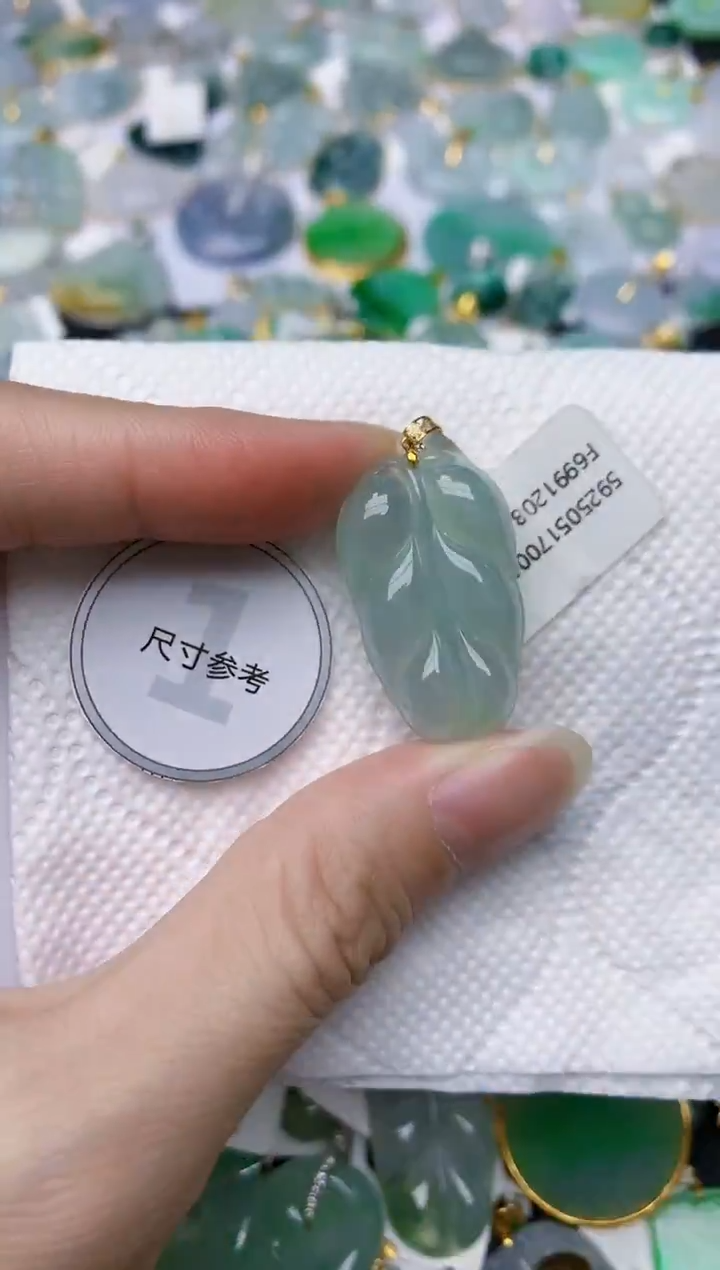 颈饰18K金镶嵌翡翠天然A货翡翠