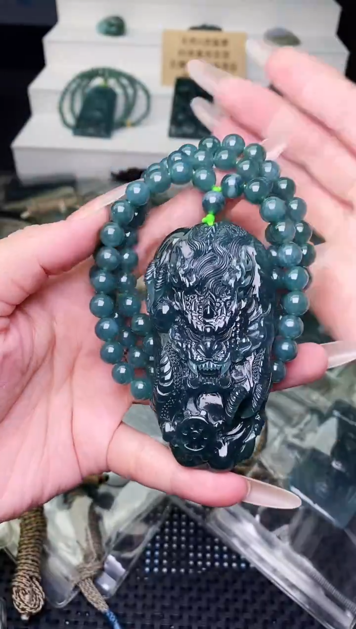 颈饰未镶嵌翡翠 