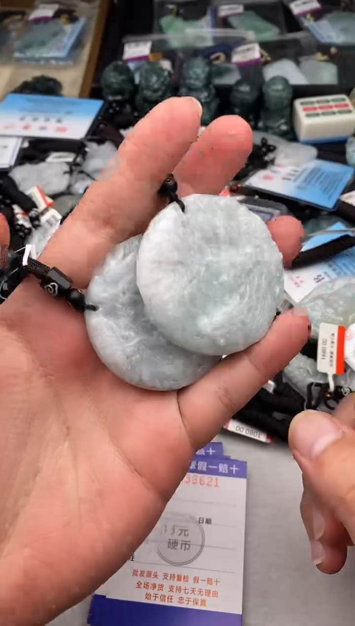 翡翠未镶嵌颈饰多样性发其一