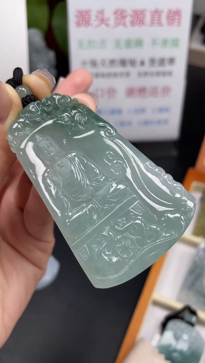 翡翠未镶嵌颈饰阿迷