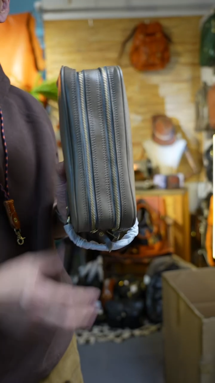 牛皮（革）431灰色手拿包瑕疵