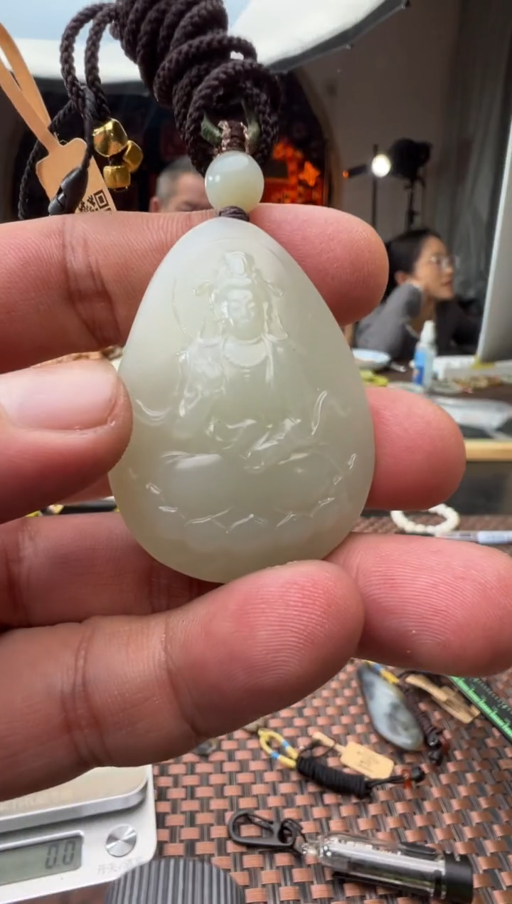 吊坠(赠链)未镶嵌和田玉且末料近矿青白玉观音吊坠