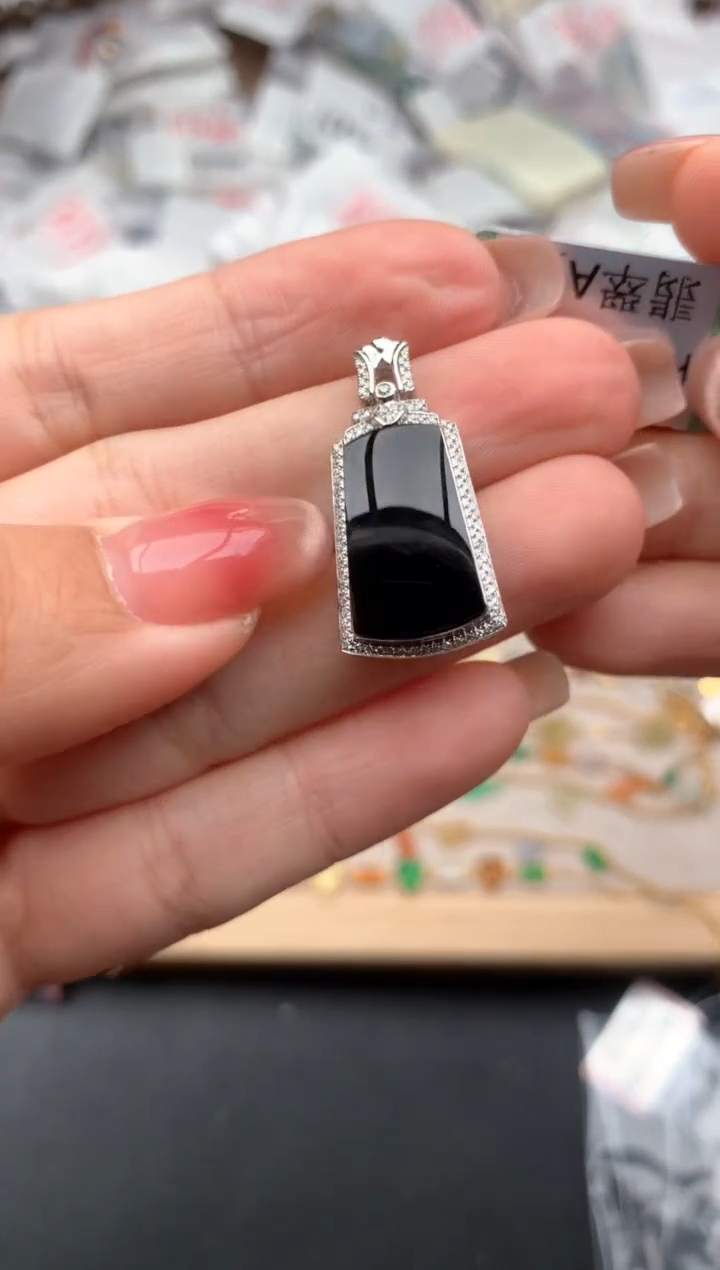 18K金镶嵌挂件翡翠一