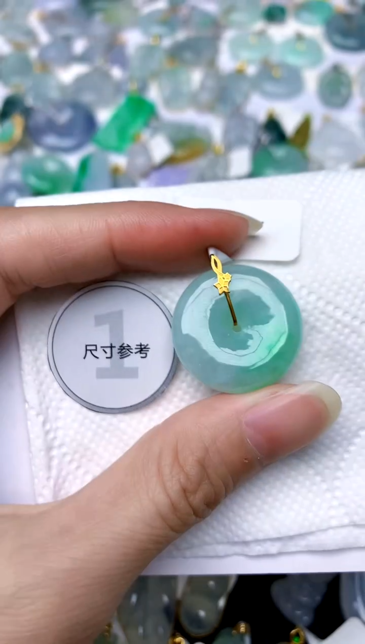 颈饰18K金镶嵌翡翠天然A货翡翠