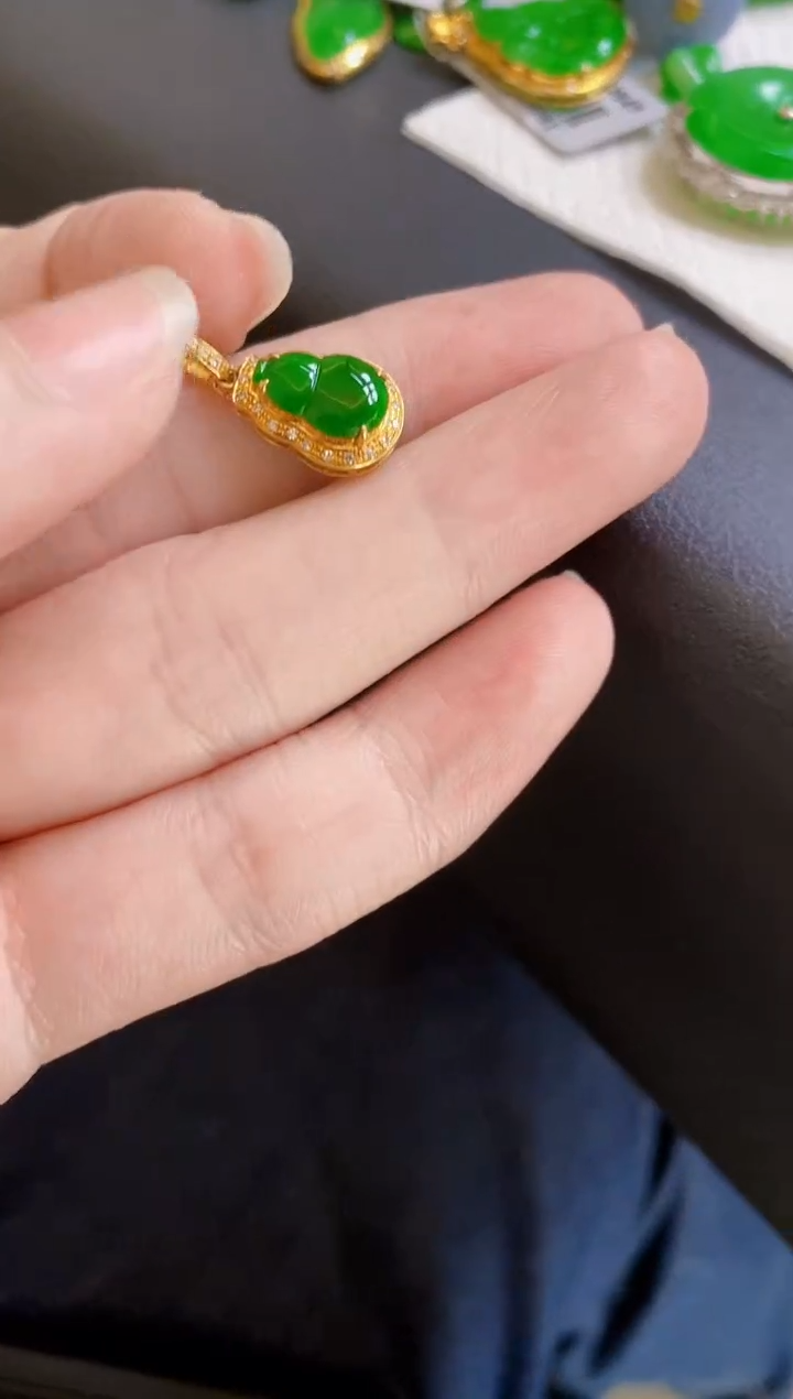 翡翠18K金镶嵌颈饰葫芦