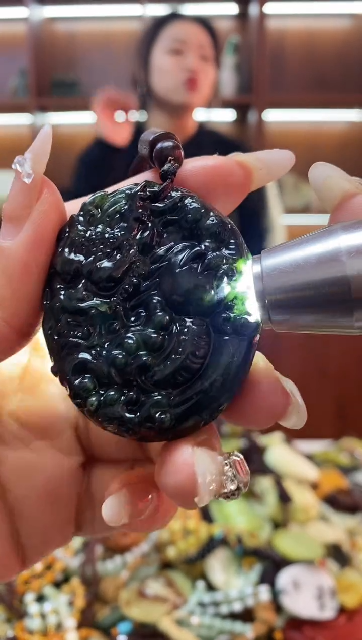 未镶嵌蛇纹石玉吊坠     